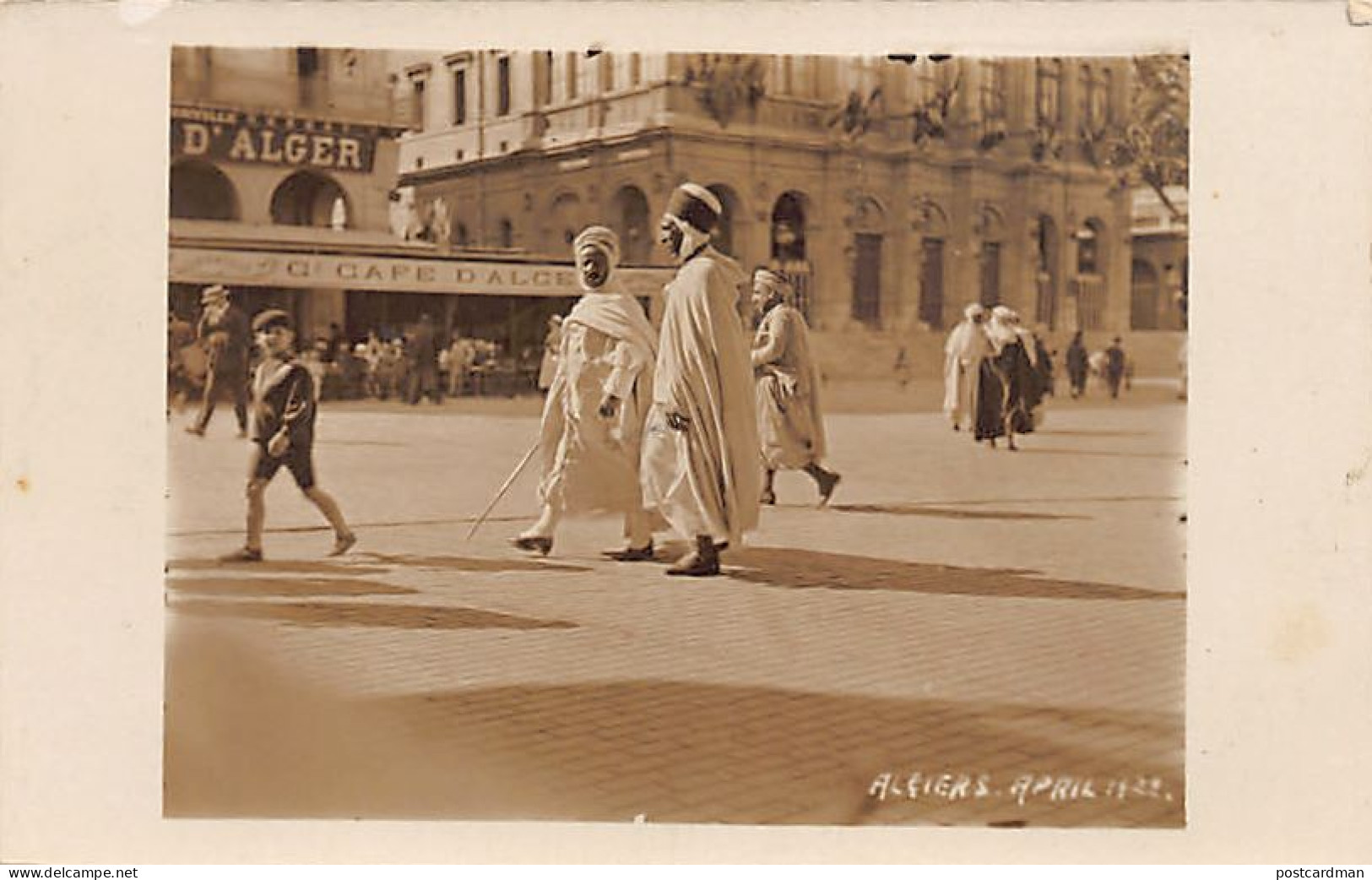  ALGER - CARTE PHOTO - Caïds Arabes Devant Le Grand Café En Avril 1922 Lors De La Visite Présidentielle - Algiers