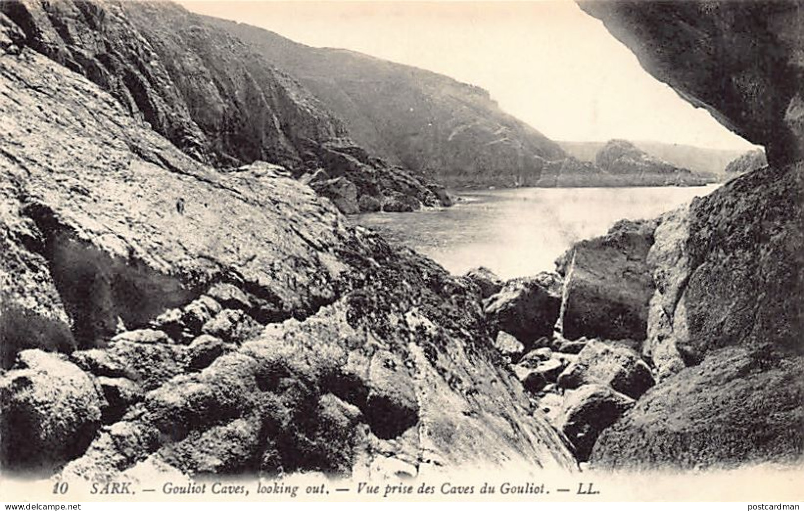 SARK - Gouliot Cavesn Looking Out - Publ. Levy LL 10 - Sark