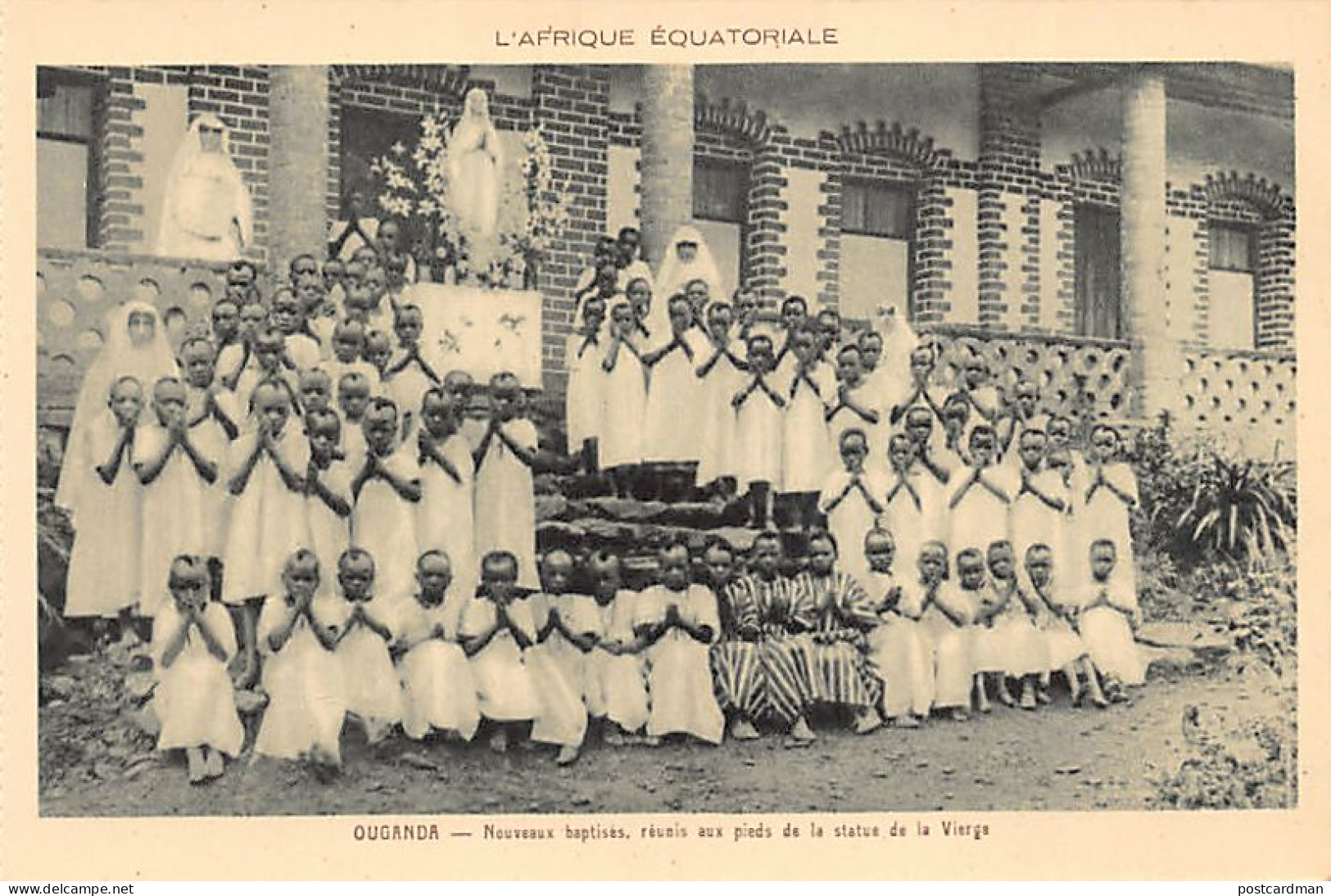 Uganda - Newly Baptized, Gathered At The Feet Of The Statue Of The Virgin - Publ. Soeurs Missionnaires De N.-D. D'Afriqu - Uganda