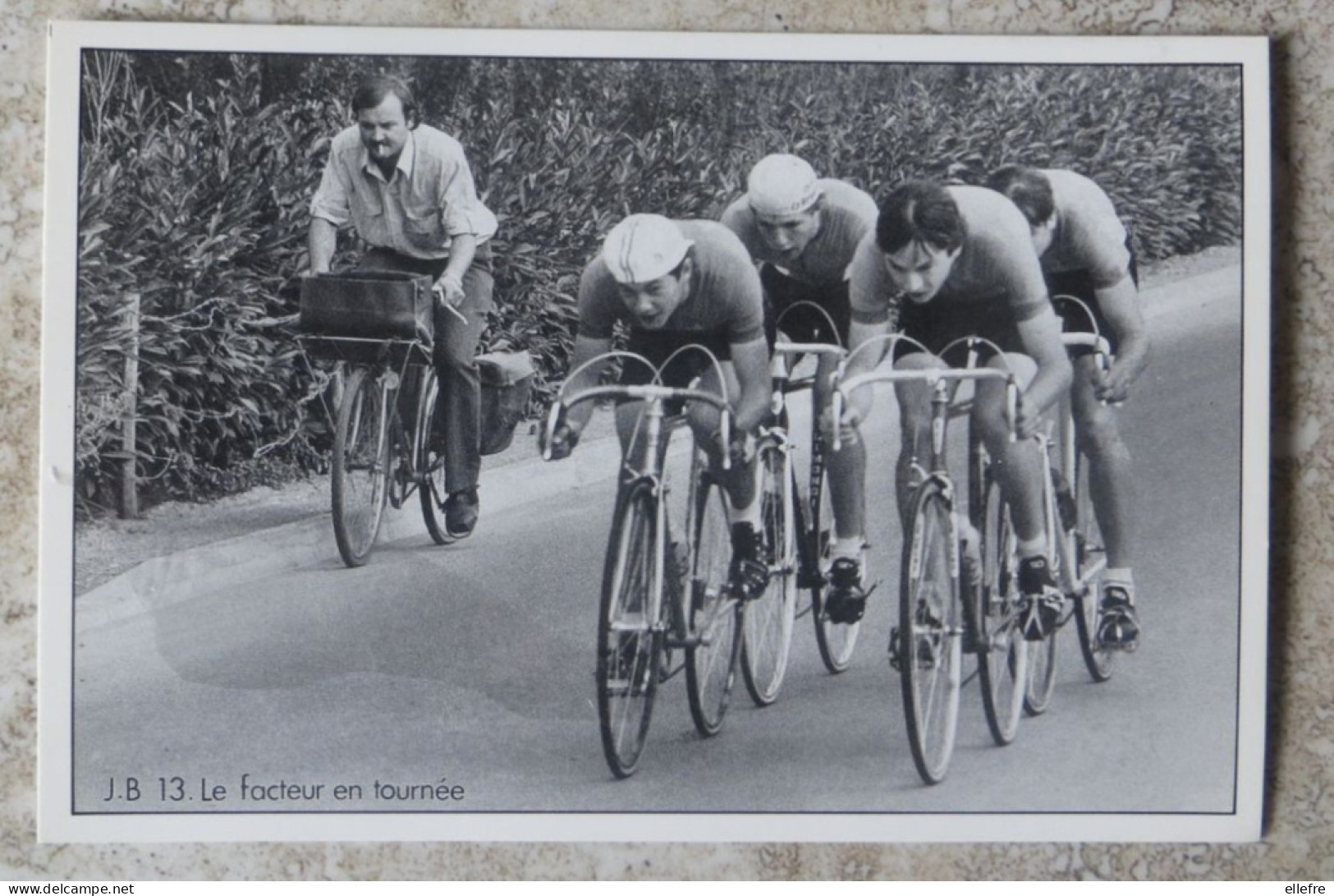 CPM Série En Touraine - Le Facteur En Tournée Dépassé Par Un Groupe De Cycliste Vélo -150 Exp JB 13 Photo Jean Bourgeois - Craft