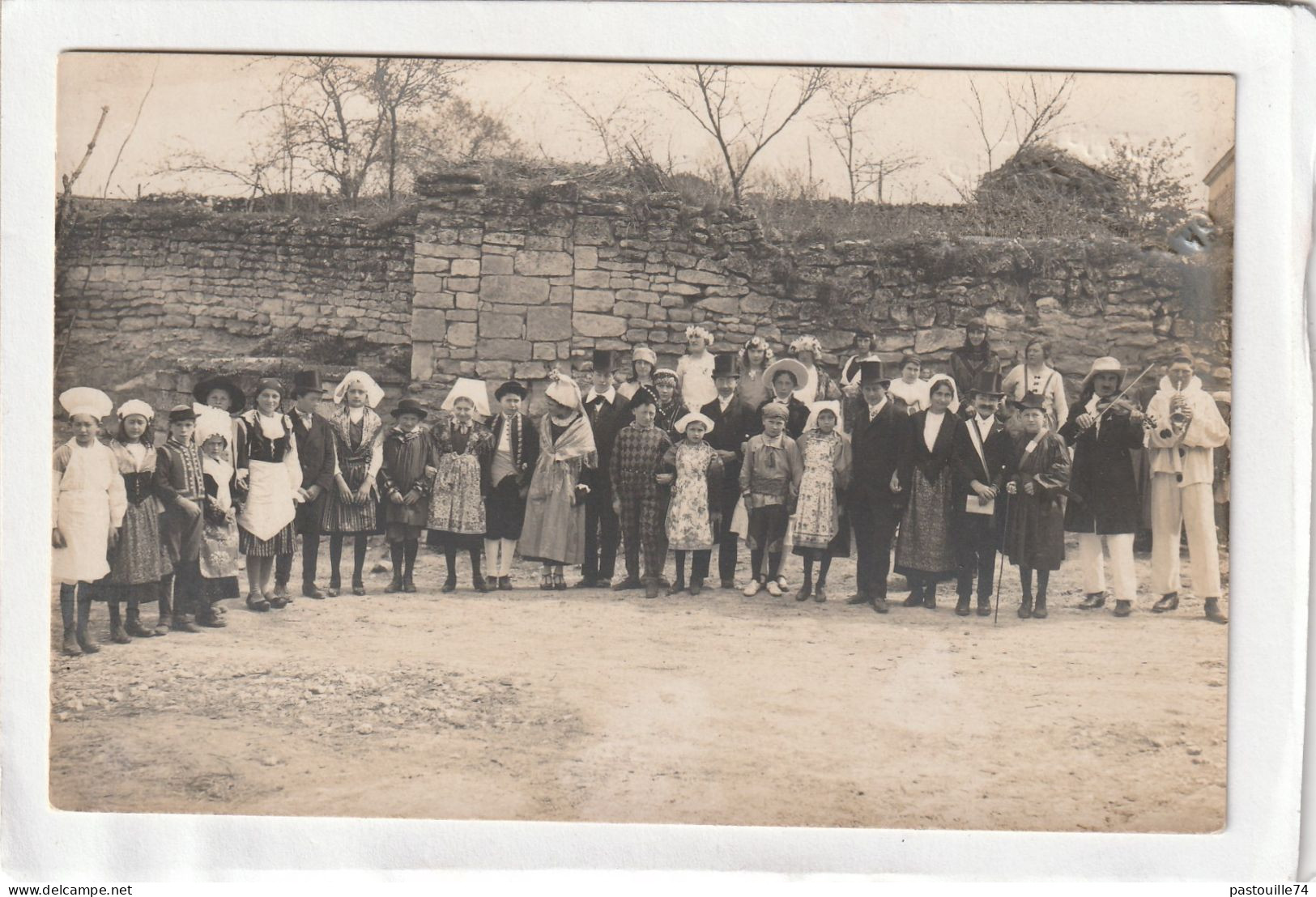 Carte Photo :13,8 X 8,8 - Groupe En Costumes Régionaux Avec Deux Musiciens (tampon Sec Du Photographe MERGAUL. De Montes - A Identifier