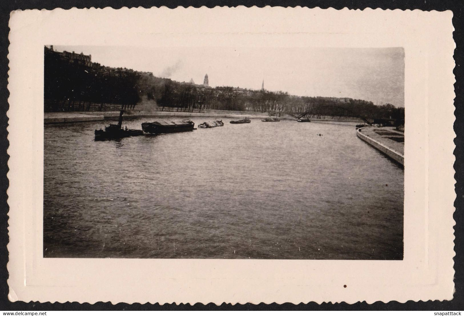 Jolie Photographie De Bateaux à Identifier Fleuve Péniche Seine? Paris? Batellerie Années 50, 12,6x8,4cm - Schiffe