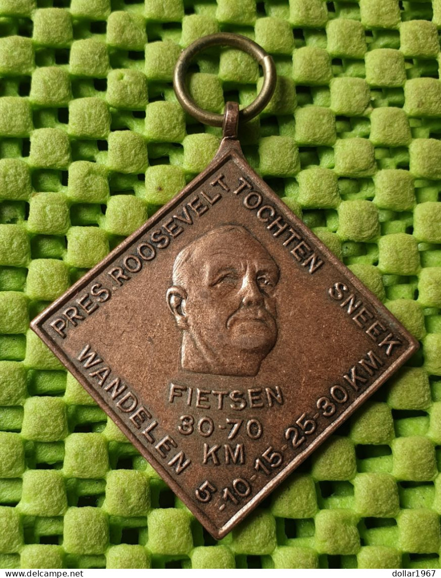 Medaile   : Pres. Roosevelt Tochten Sneek , Wandelen En Fiets -  Original Foto  !!  Medallion  Dutch . - Autres & Non Classés