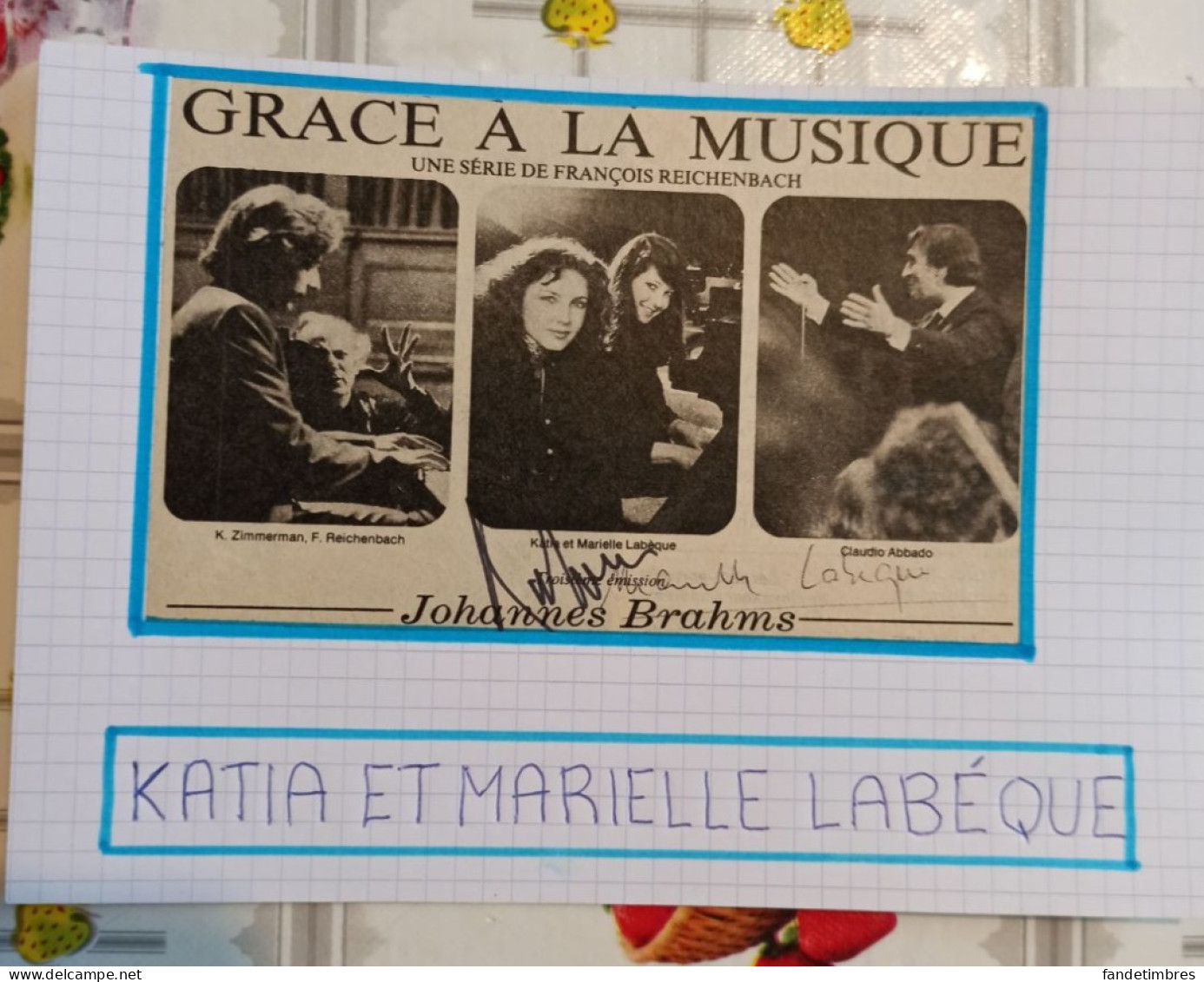 AUTOGRAPHE 2 KATIA & MARIELLE LABEQUE, DÉDICACÉ & AUTHENTIQUE / COUPURE 2 PRESSE COLLÉE / CARTON BRISTOL (15  X 21cm) - Acteurs & Toneelspelers