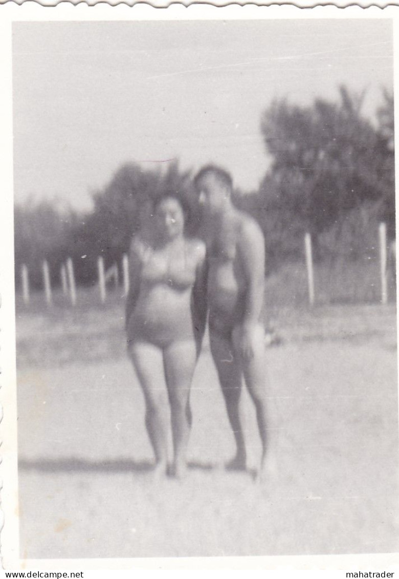 Old Real Original Photo - Naked Man Woman In Bikini Posing - Ca. 8.5x6 Cm - Anonymous Persons