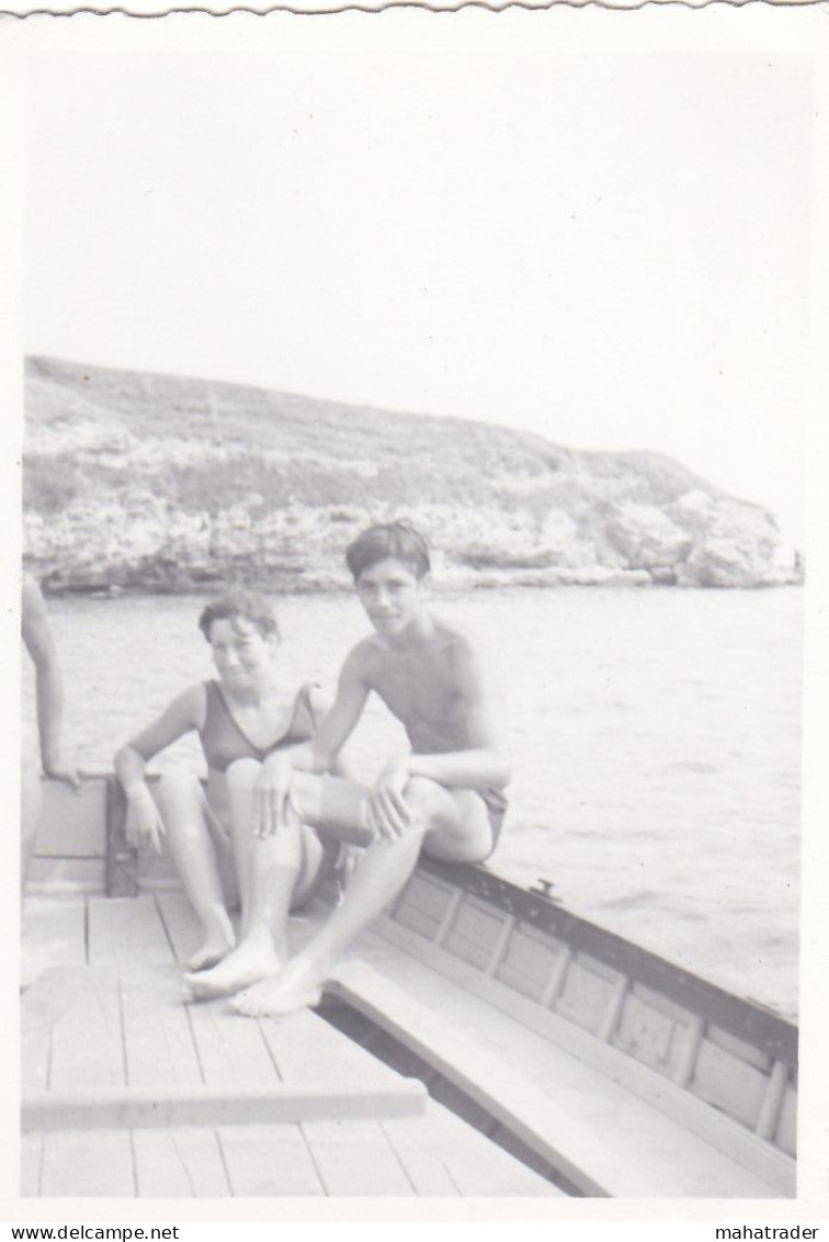 Old Real Original Photo - Naked Boy Woman In A Boat - Ca. 8.5x6 Cm - Anonymous Persons