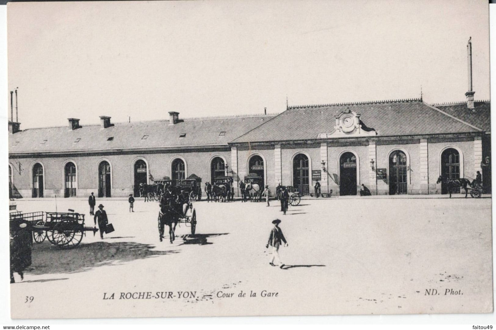 85 - LA ROCHE SUR YON - La Cour De La Gare   34 - La Roche Sur Yon