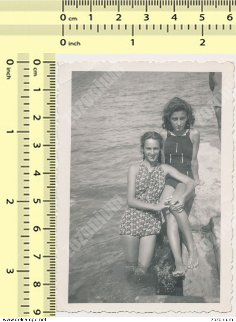 REAL PHOTO Swimsuit Girls Kids With Hats On Beach Fillettes Sur La Plage Old  Photo Snapshot - Personnes Anonymes