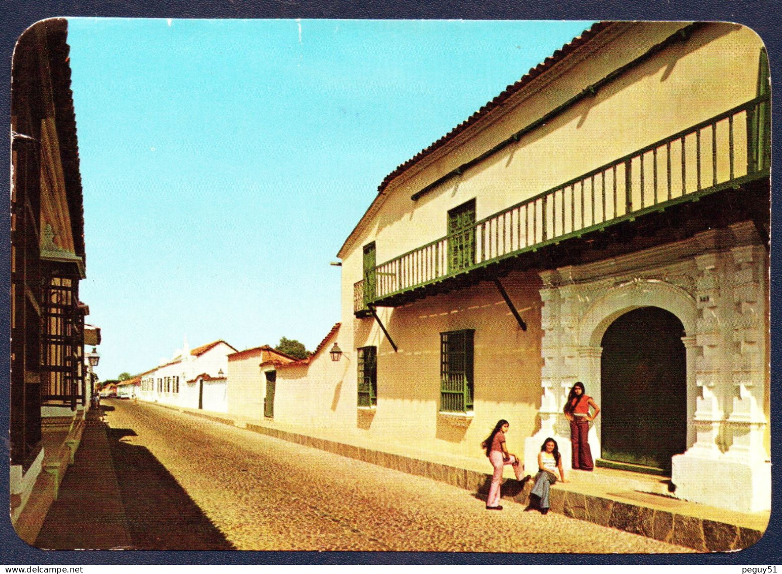Venezuela. Coro ( Santa Ana De Coro).  Etat De Falcón.  Zona Colonial.  Jeunes Filles à L'entrée Du Musée De Coro. - Venezuela