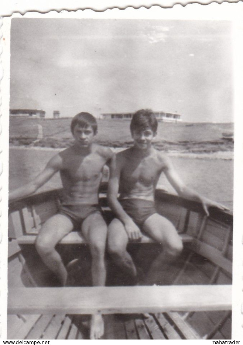 Old Real Original Photo - Naked Young Boys In A Boat - Ca. 8.5x6 Cm - Anonymous Persons