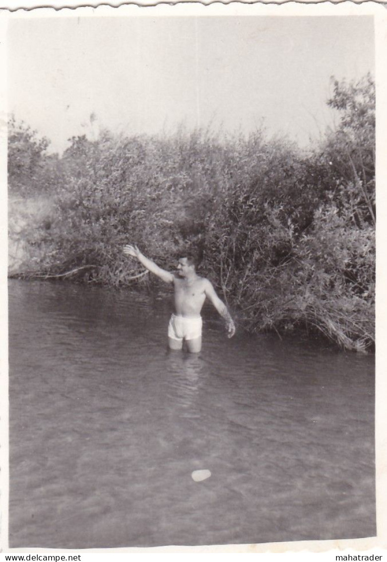 Old Real Original Photo - Naked Man In A River - Ca. 8.5x6 Cm - Anonymous Persons