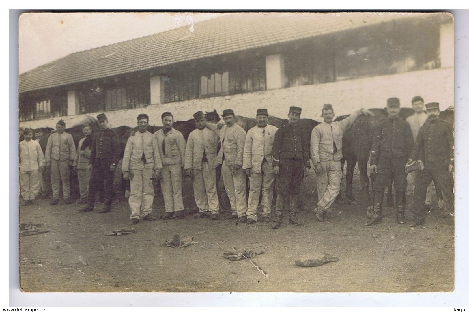 MILITARIA - CP PHOTO - Groupe De 14 Soldats Avec Leurs Chevaux - Characters