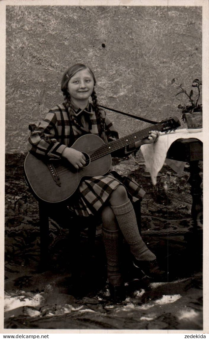 H2493 - Hübsches Junges Mädchen Lange Zöpfe Gitarre - Pretty Young Girl - Fotografie