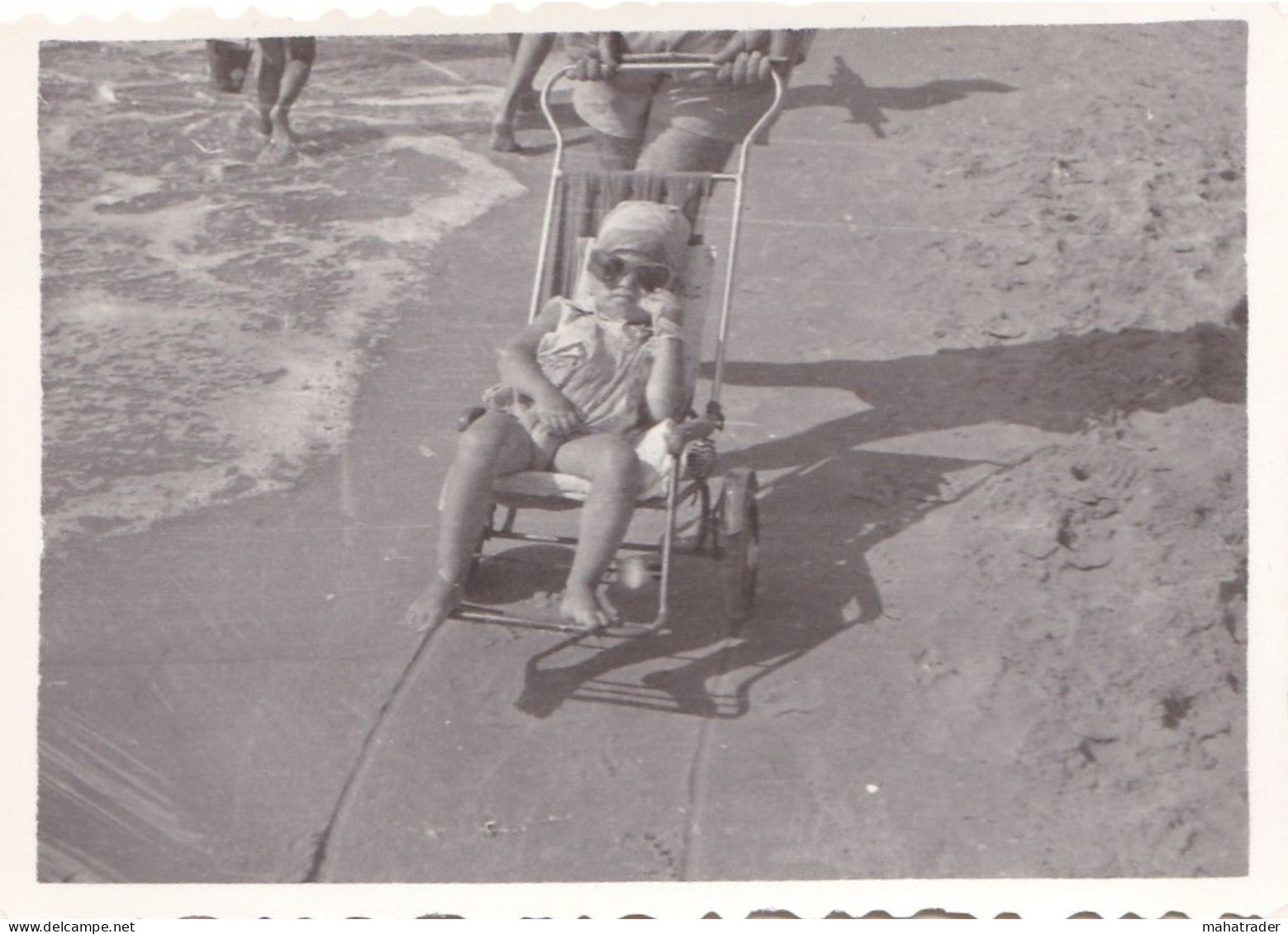 Old Real Original Photo -  Little Kid In A Stroller On The Beach - Ca. 8.5x6 Cm - Personnes Anonymes