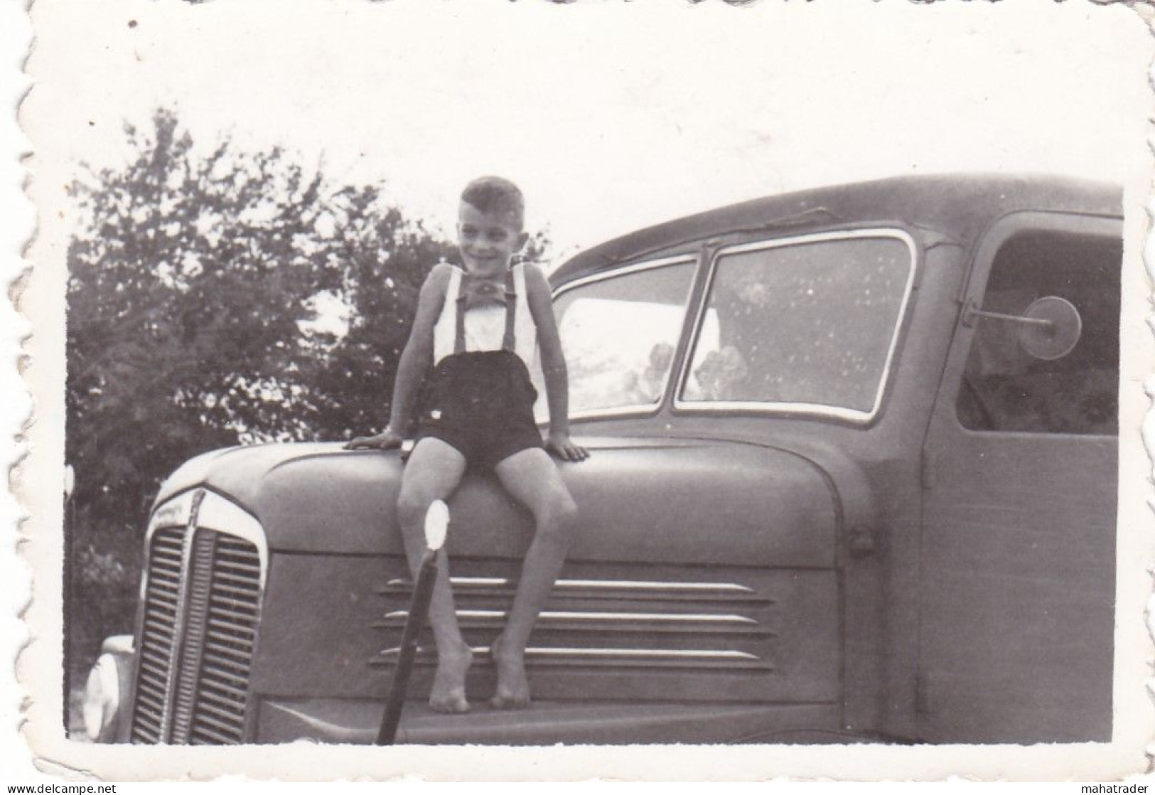 Old Real Original Photo - Little Boy Sitting On An Old Truck - Ca. 8.5x6 Cm - Personnes Anonymes