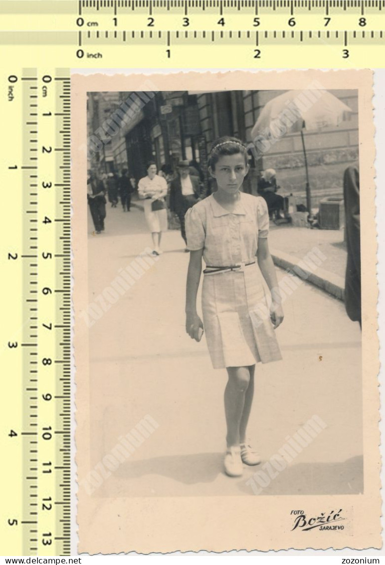 REAL PHOTO 1939 Young Girl Walking On Street Sarajevo, Jeune Fille Marchant Dans La Rue Foto Bozic ORIGINAL VTG SNAPSHOT - Anonymous Persons