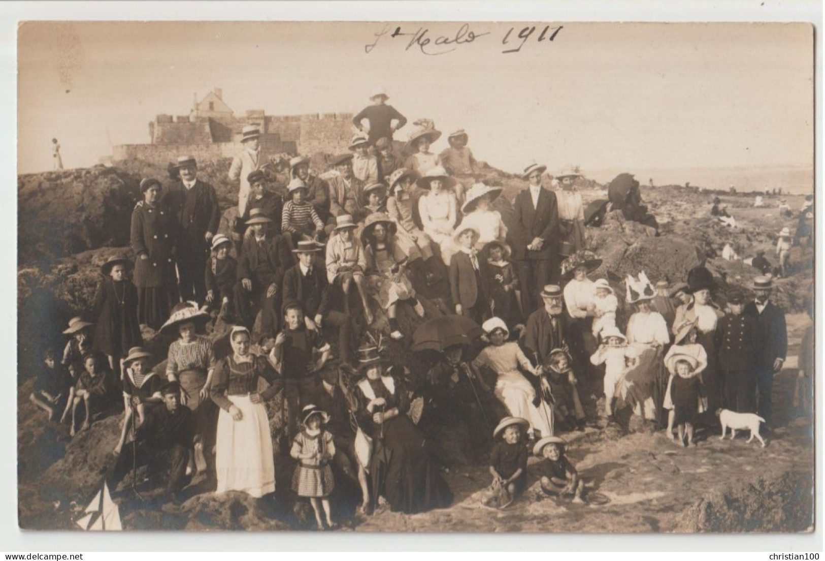 CARTE PHOTO DE 1911 - LE FORT NATIONAL DE SAINT MALO - PECHEURS ET PROMENEURS SUR LES ROCHERS - ENFANTS SUR LA PLAGE - - Saint Malo