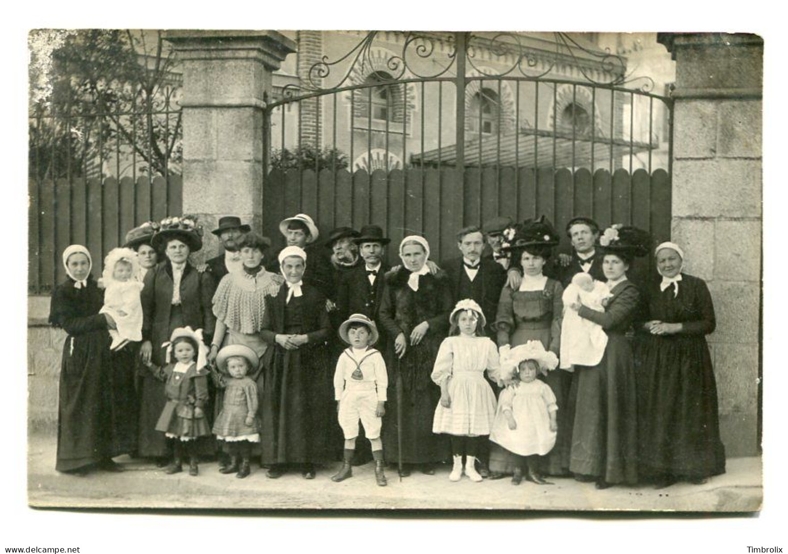 CARTE PHOTO - GROUPE FAMILIALE - D' APRES LE VERSO, Chez : M. DAMIENS INVENTEUR, 31 Avenue Carnot Paris. - District 17