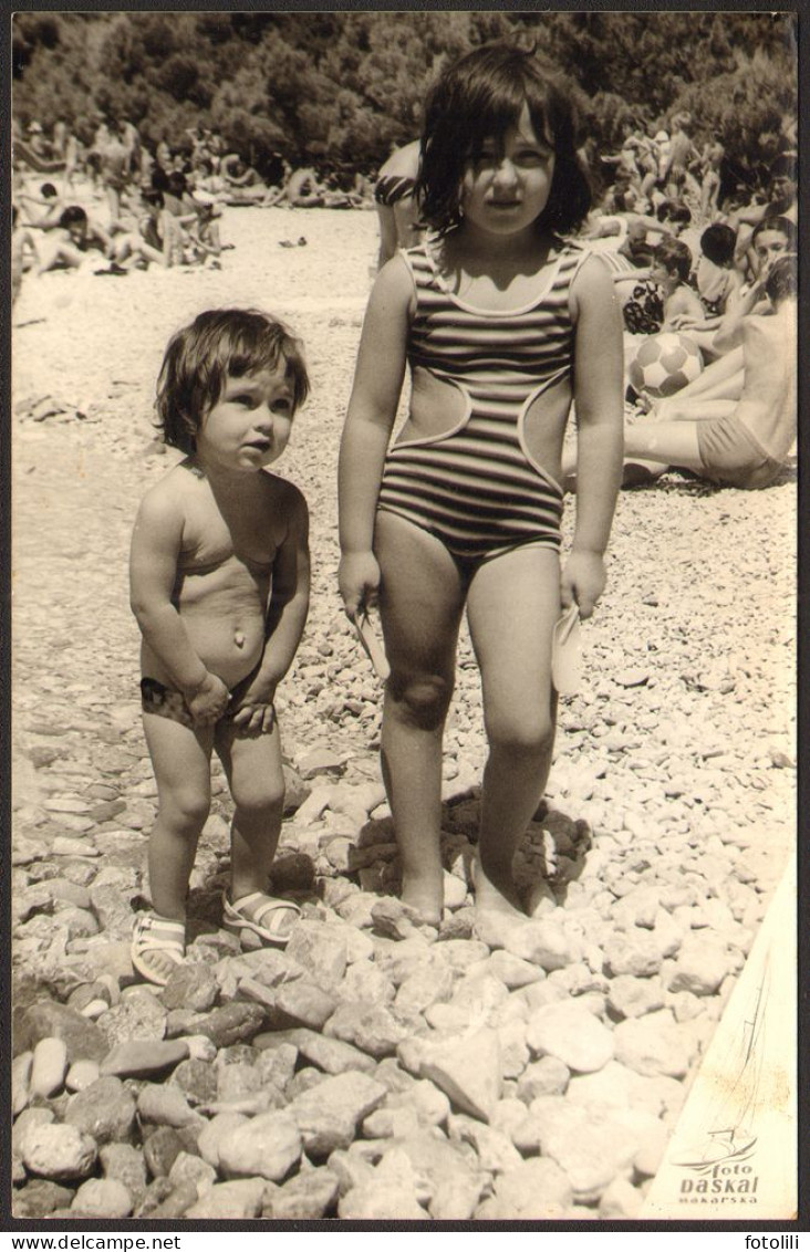 Girl  On Beach Old Photo 14x9 Cm #41286 - Personnes Anonymes