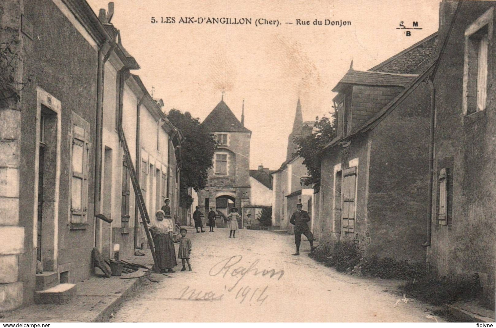 Les Aix D'angillon - La Rue Du Donjon Et Les Villageois - Les Aix-d'Angillon