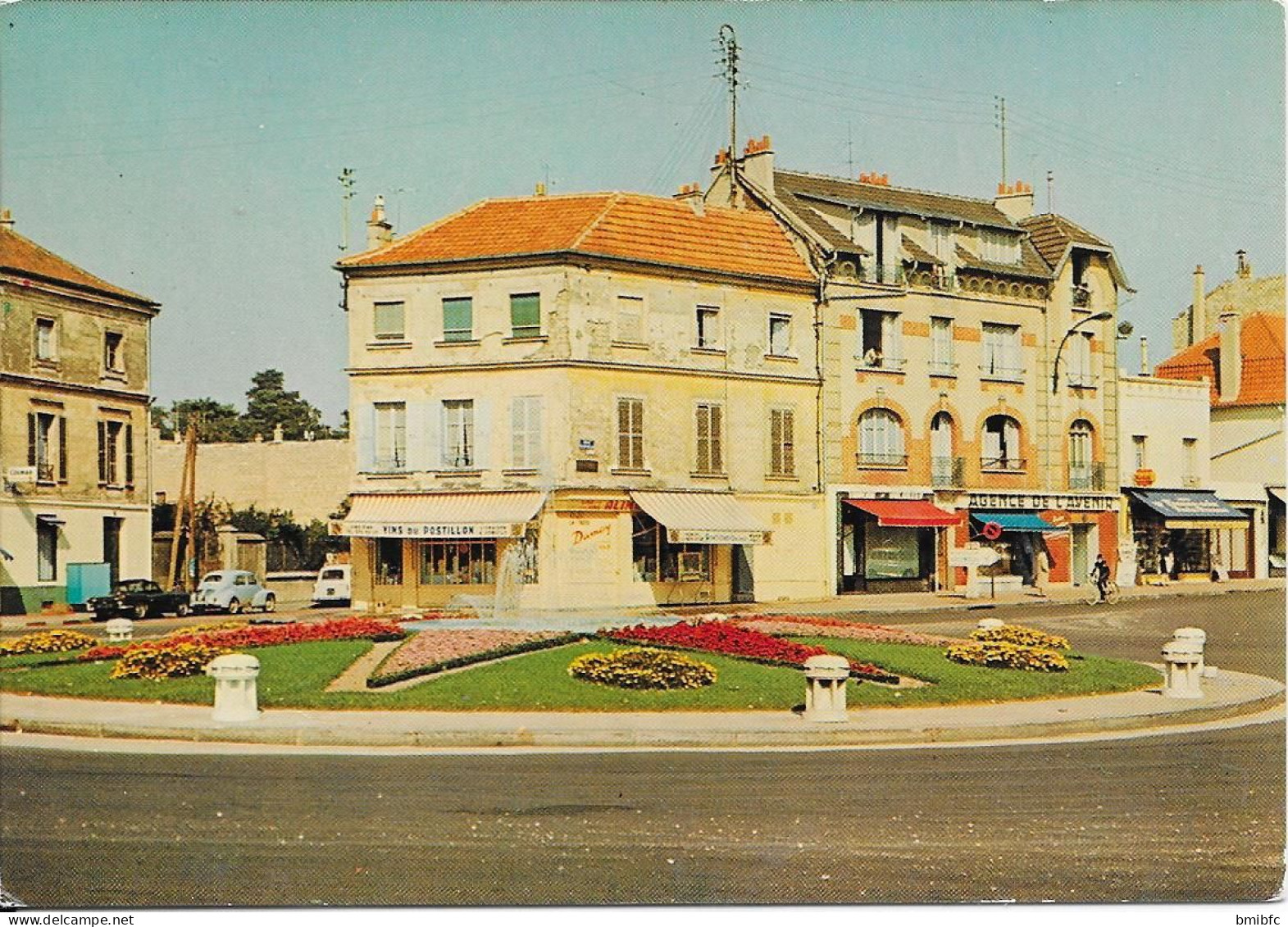 LE VESINET - Place De La République - Le Vésinet