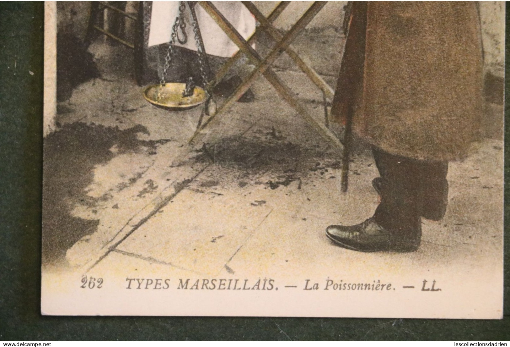 Carte postale - types marseillais  la poissonnière