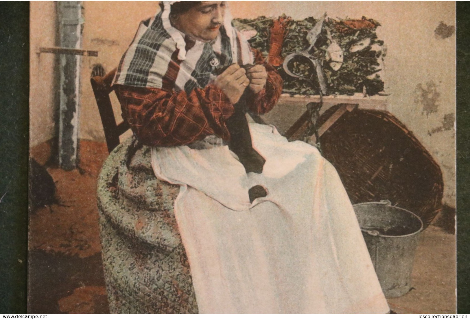 Carte Postale - Types Marseillais  La Poissonnière Femme Assise - Visvangst