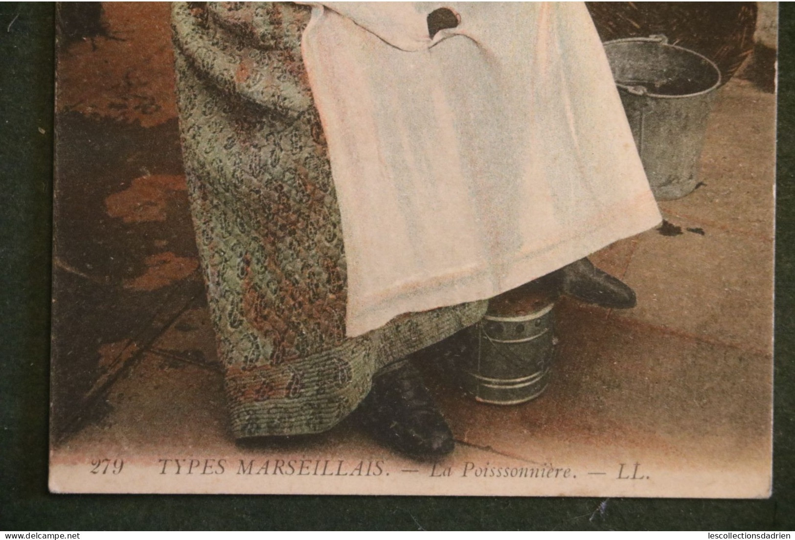 Carte postale - types marseillais  la poissonnière femme assise