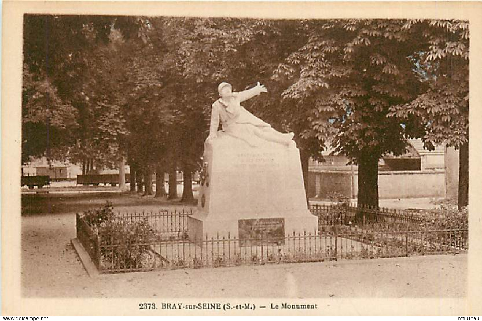 77* BRAY SUR SEINE   Le Monument Aux Morts      RL08.0416 - Bray Sur Seine