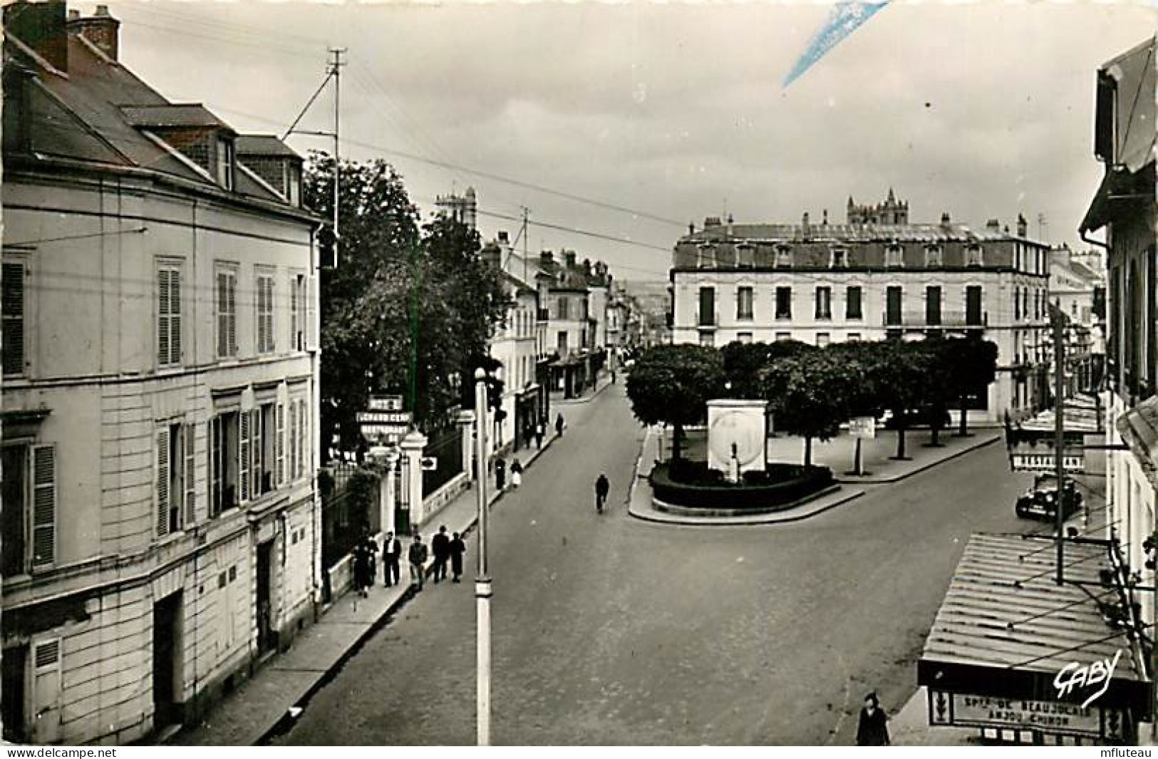 78* MANTES  Place De La Republique (CPSM 9x14cm)          RL08.1441 - Mantes La Jolie