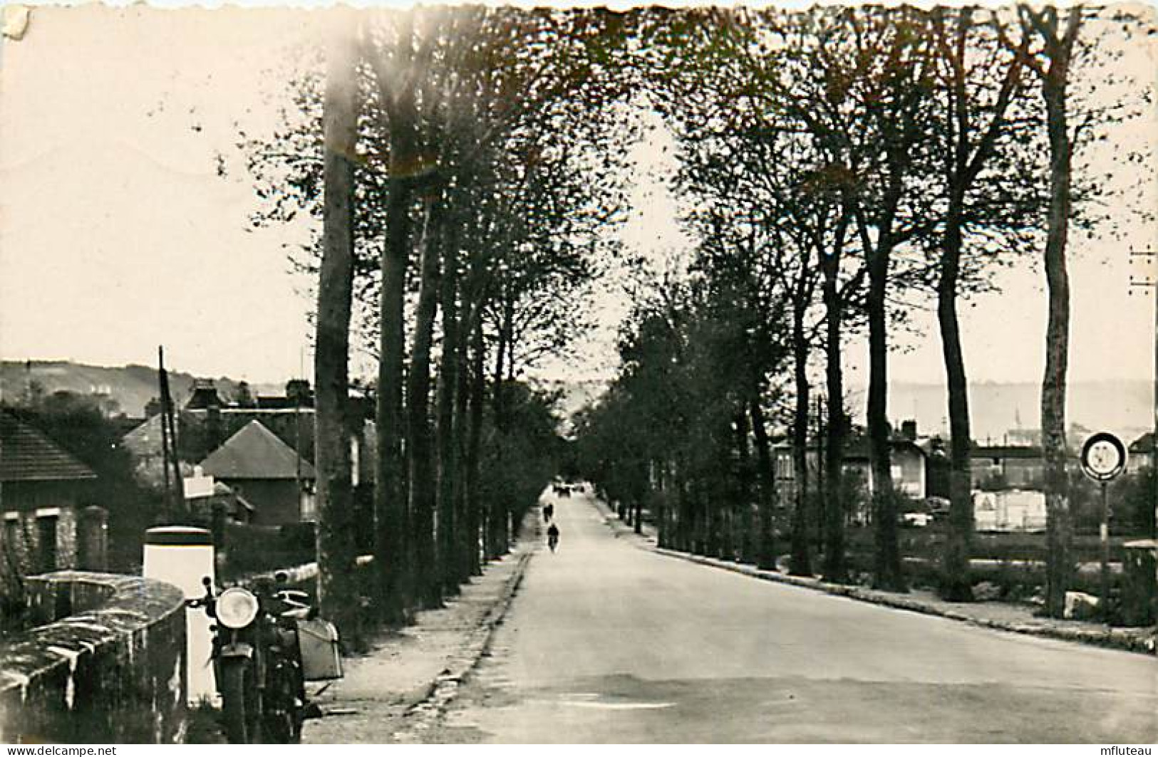 78* BONNIERES   Route De Paris  (CPSM 9x14cm)         RL08.1301 - Bonnieres Sur Seine