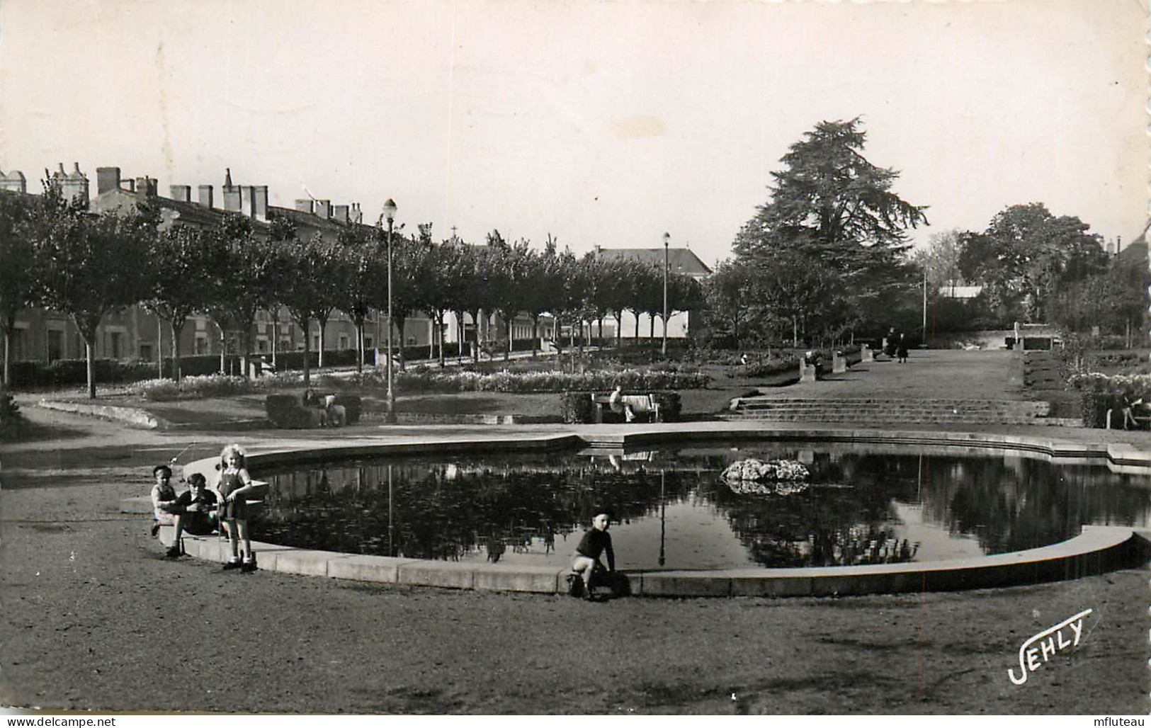 85* LA ROCHE SUR YON  Square Cours Bayard  (CPSM 9x14cm)       RL09.0820 - La Roche Sur Yon