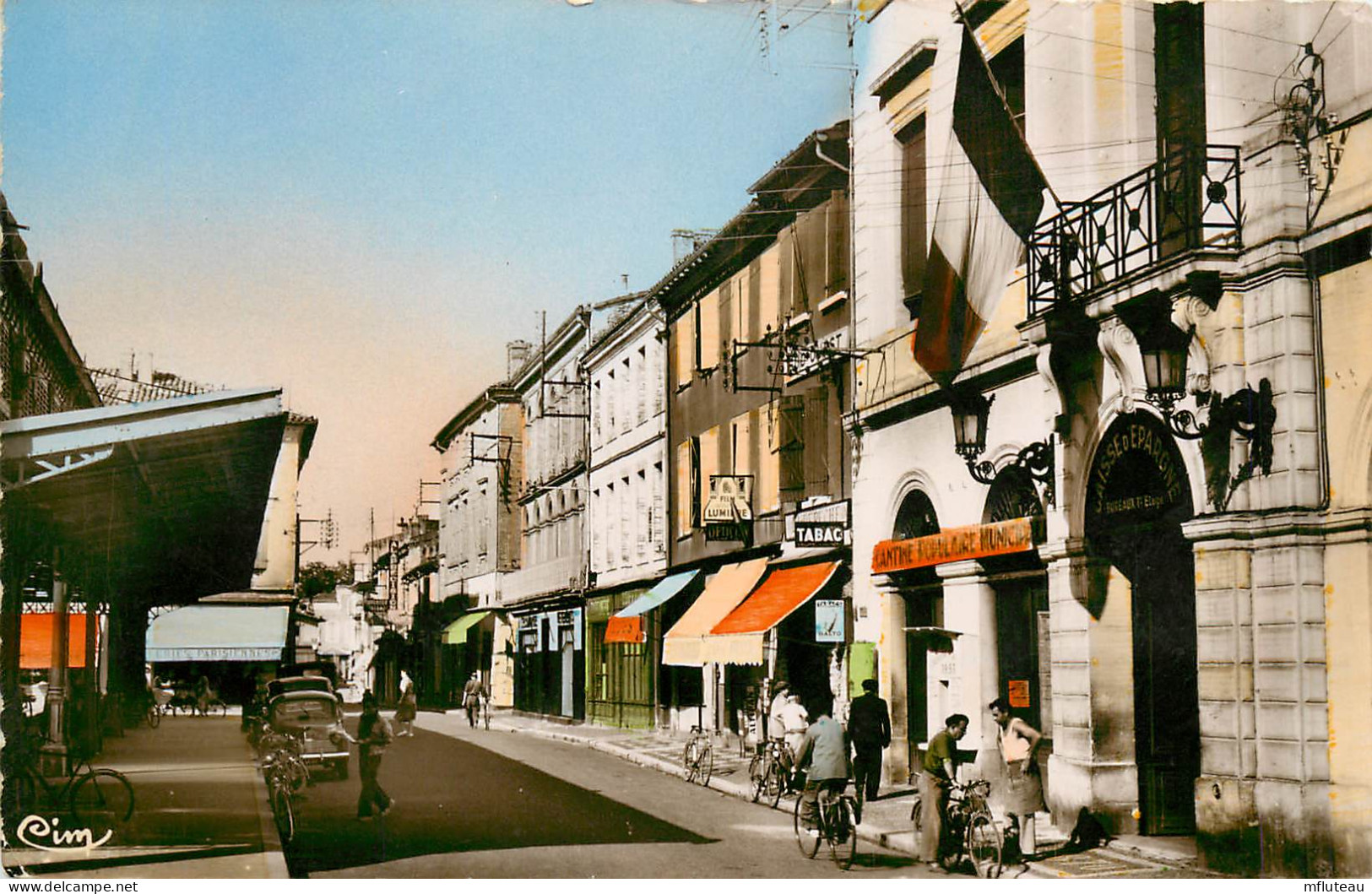 82* CASTELSARRASIN Place De La Mairie   - (CPSM 9x14cm)       RL09.0633 - Castelsarrasin