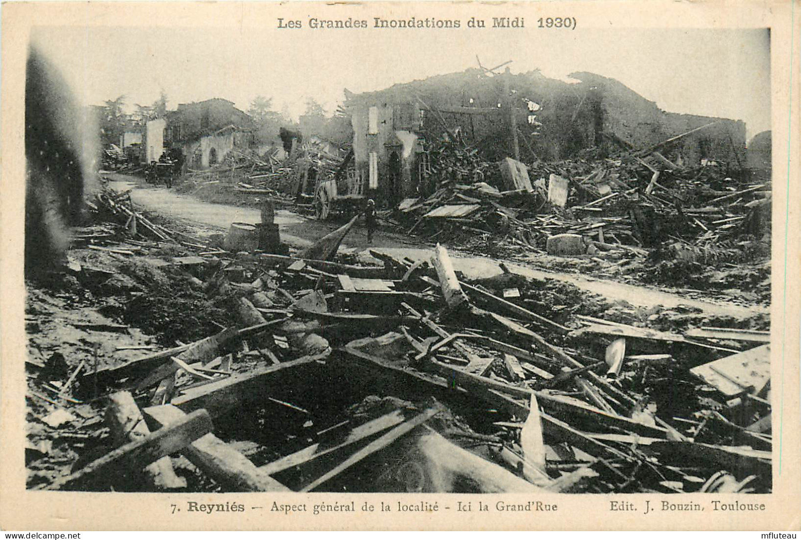 82* REYNIES    Crues De 1930  La Grand Place     RL09.0625 - Autres & Non Classés