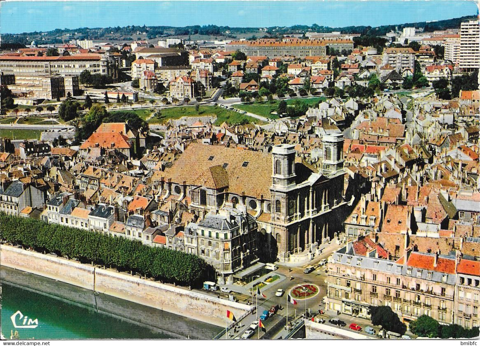 BESANÇON - Vue Aérienne - L'Église De La Madeleine - La Place Jouffroy - Au Fond à Gauche L'école D'horlogerie - Besancon