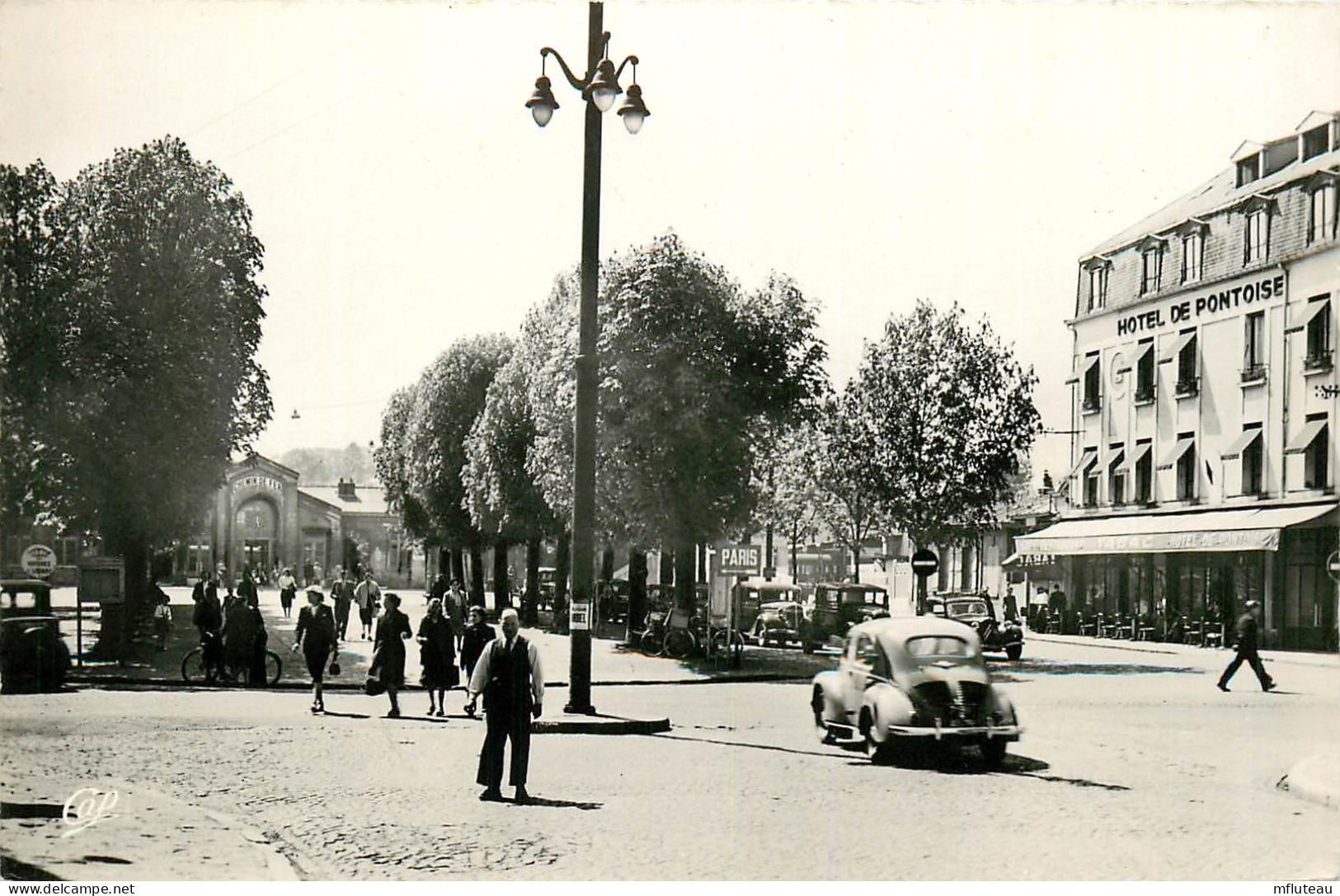 95* PONTOISE La Gare Et La Place  (CPSM 9x14cm)         RL10.1367 - Pontoise