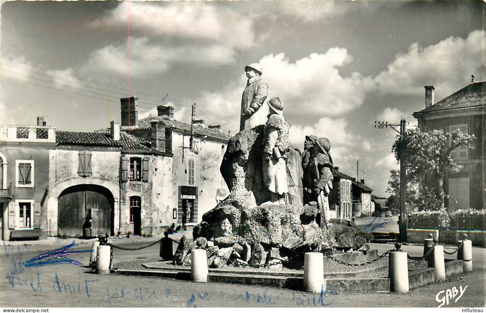 85* STE HERMINE  Monument Clemenceau (CPSM 9x14cm)     RL13.0427 - Sainte Hermine