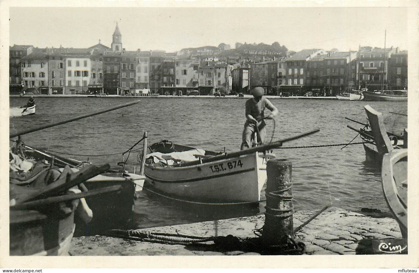 83* ST TROPEZ   Un Coin Du Port  (CPSM 9x14cm)    RL13.0403 - Saint-Tropez