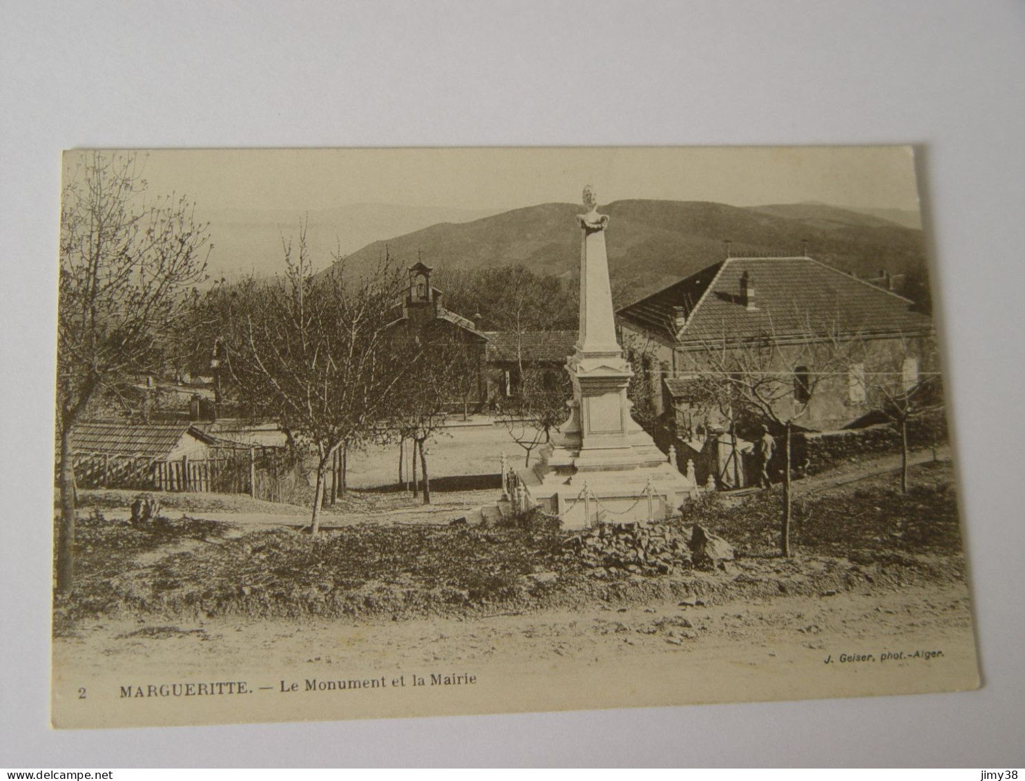 ALGERIE-2-MARGUERITTE-LE MONUMENT ET LA MAIRIE - Autres & Non Classés