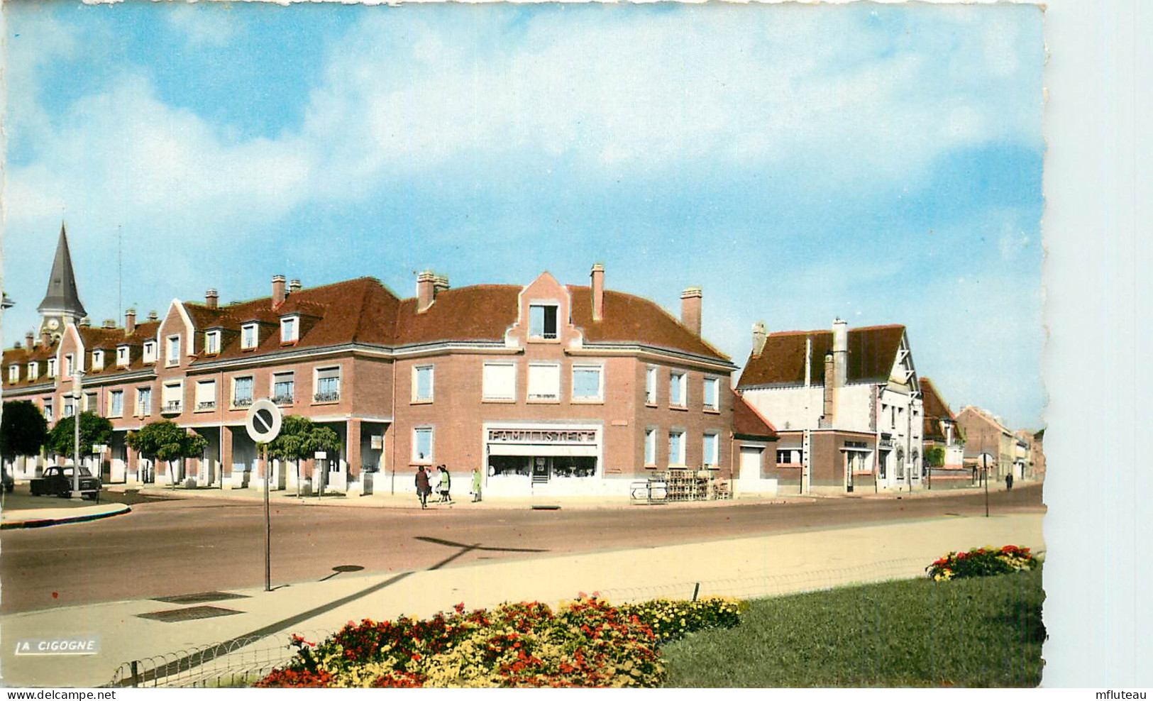 80* ROSIERES EN SANTERRE  Place Marechal Leclerc  (CPSM 9x14cm)    RL13.0295 - Rosieres En Santerre