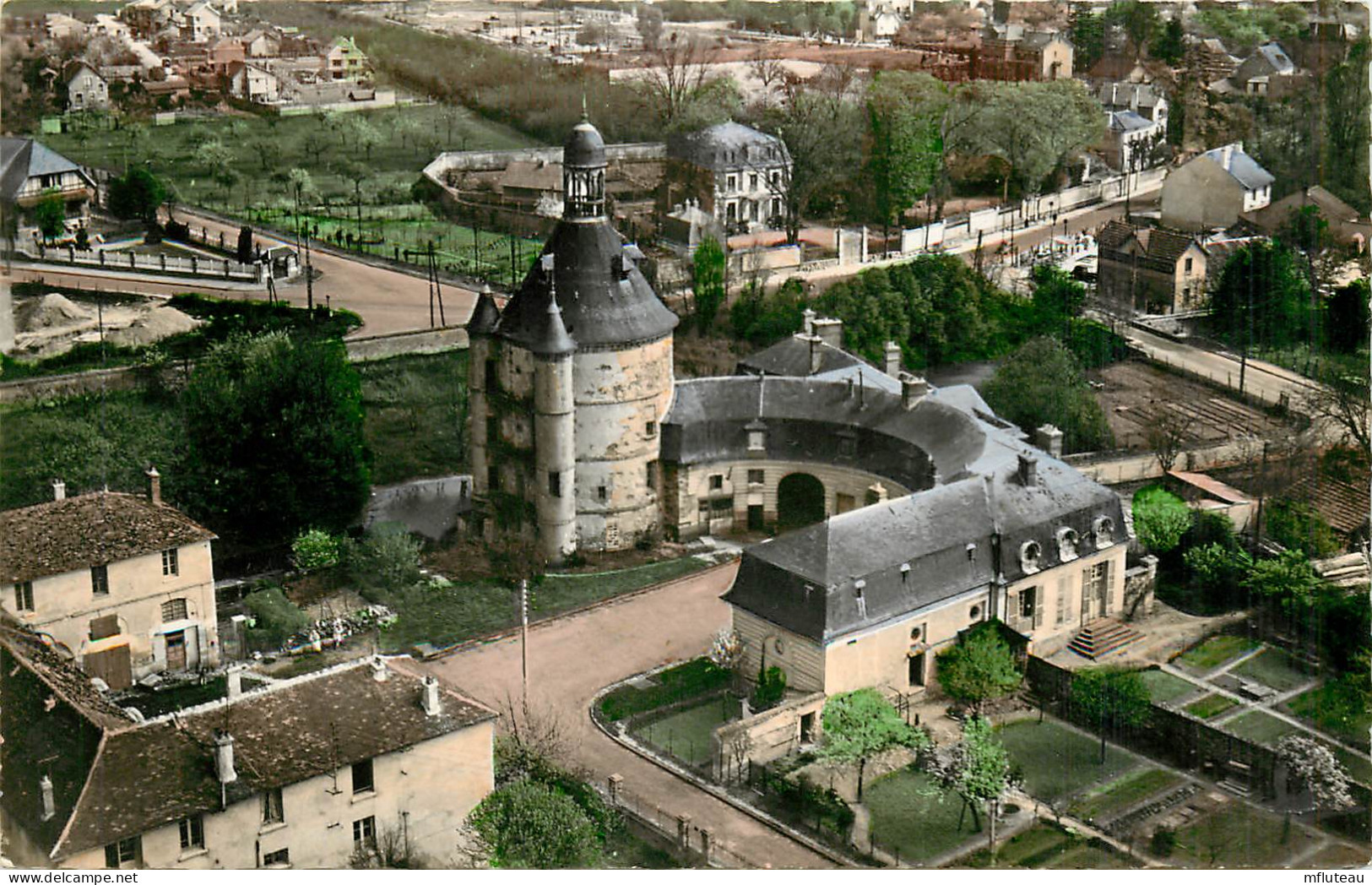 91* STE GENEVIEVE DES BOIS   Le Donjon  (CPSM 9x14cm)     RL13.0835 - Sainte Genevieve Des Bois