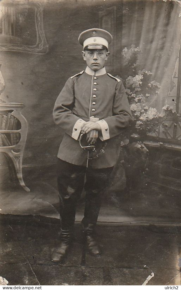 AK Foto Deutscher Soldat Mit Schirmkappe Und Säbel - Feldpost 1918 (69536) - War 1914-18