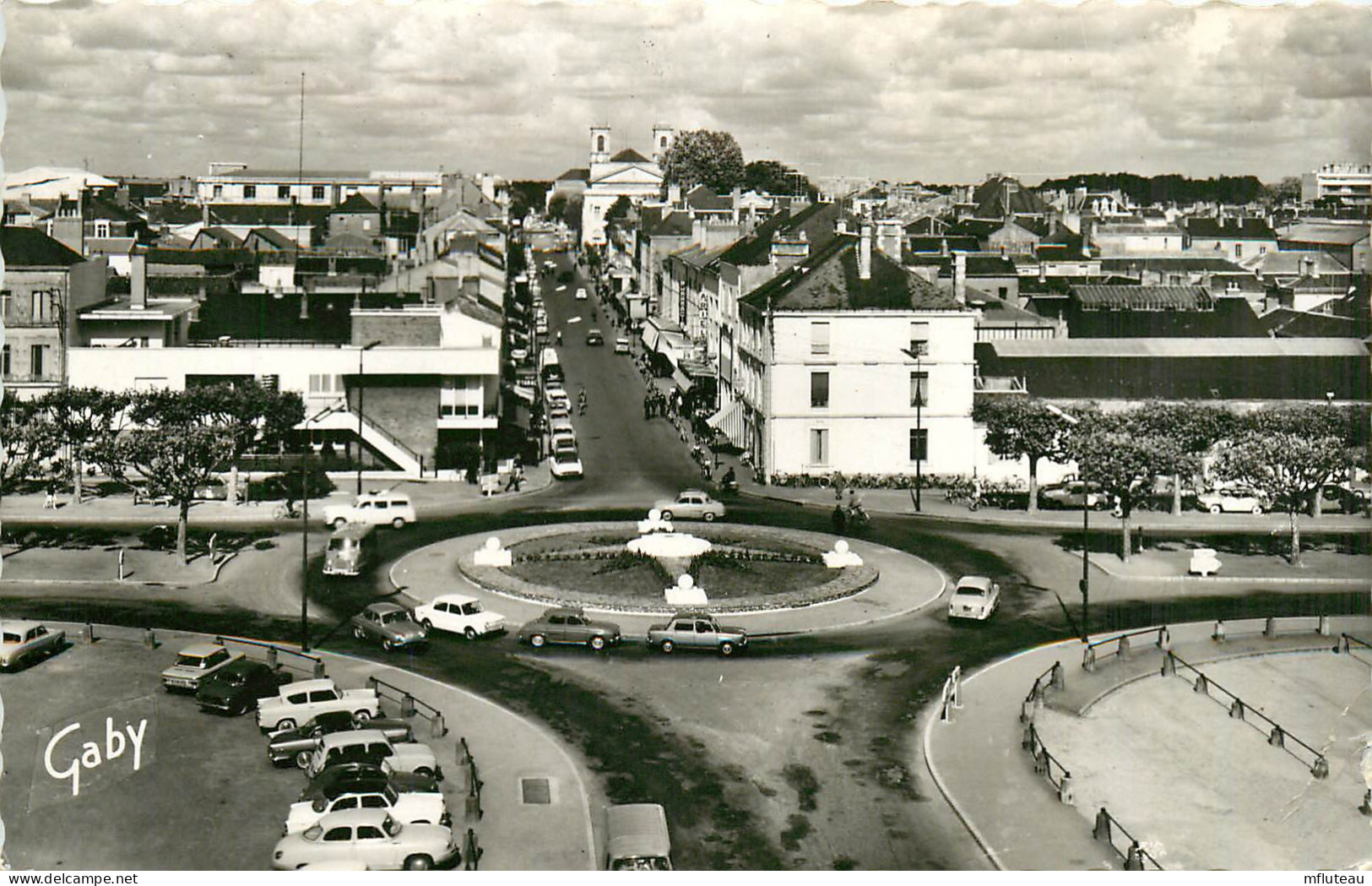 85* LA ROCHE S/YON  Place Du Champ De Foire  (CPSM 9x14cm)     RL13.0504 - La Roche Sur Yon