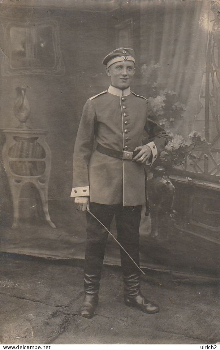 AK Foto Deutscher Soldat Mit Schirmkappe Und Gerte - 1918 (69537) - War 1914-18