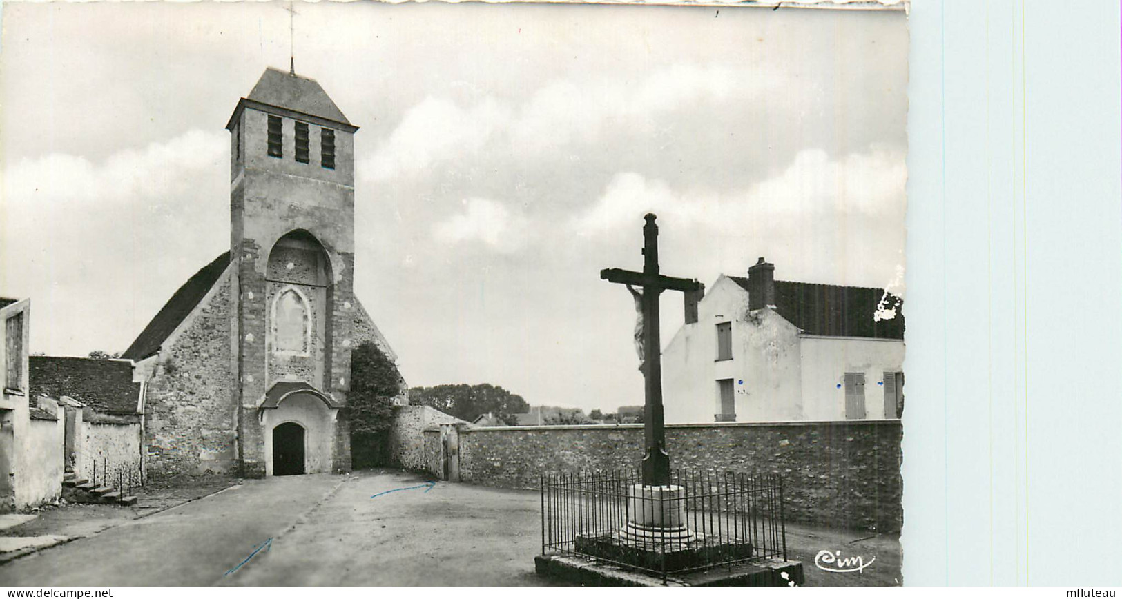 77* REBAIS  Eglise Et Calvaire     (cpsm 9x14cm)    RL27,1747 - Rebais