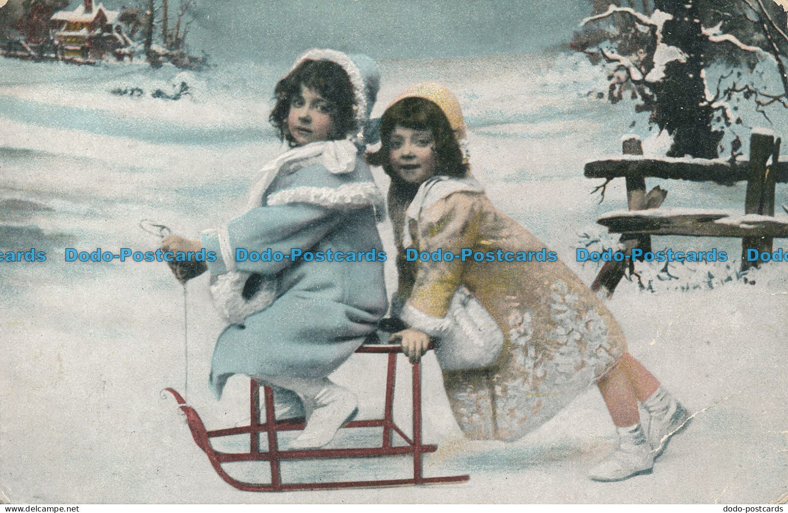 R056681 Old Postcard. Little Girls In Winter. The London View - Other & Unclassified