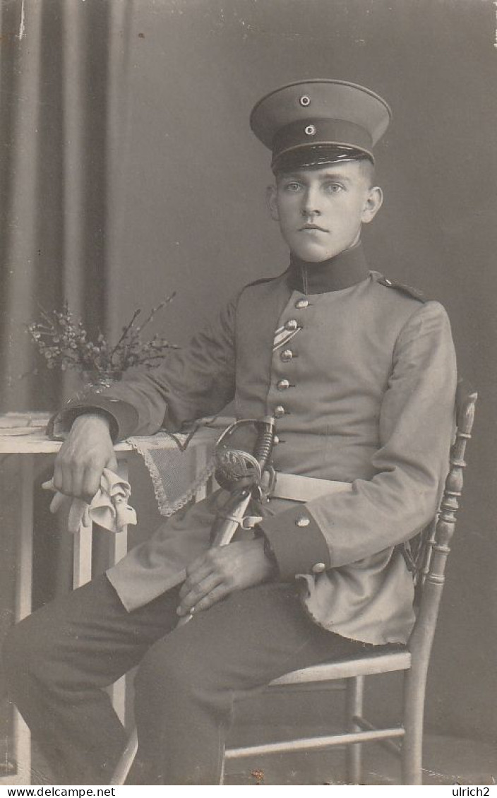 AK Foto Deutscher Soldat Mit Schirmkappe Abzeichen Säbel - 1. WK (69544) - War 1914-18