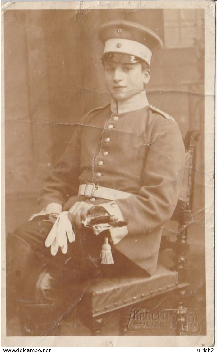 AK Foto Deutscher Soldat Mit Schirmkappe Und Säbel - Atelier Wigand, Wandsbek - 1. WK (69546) - Guerre 1914-18