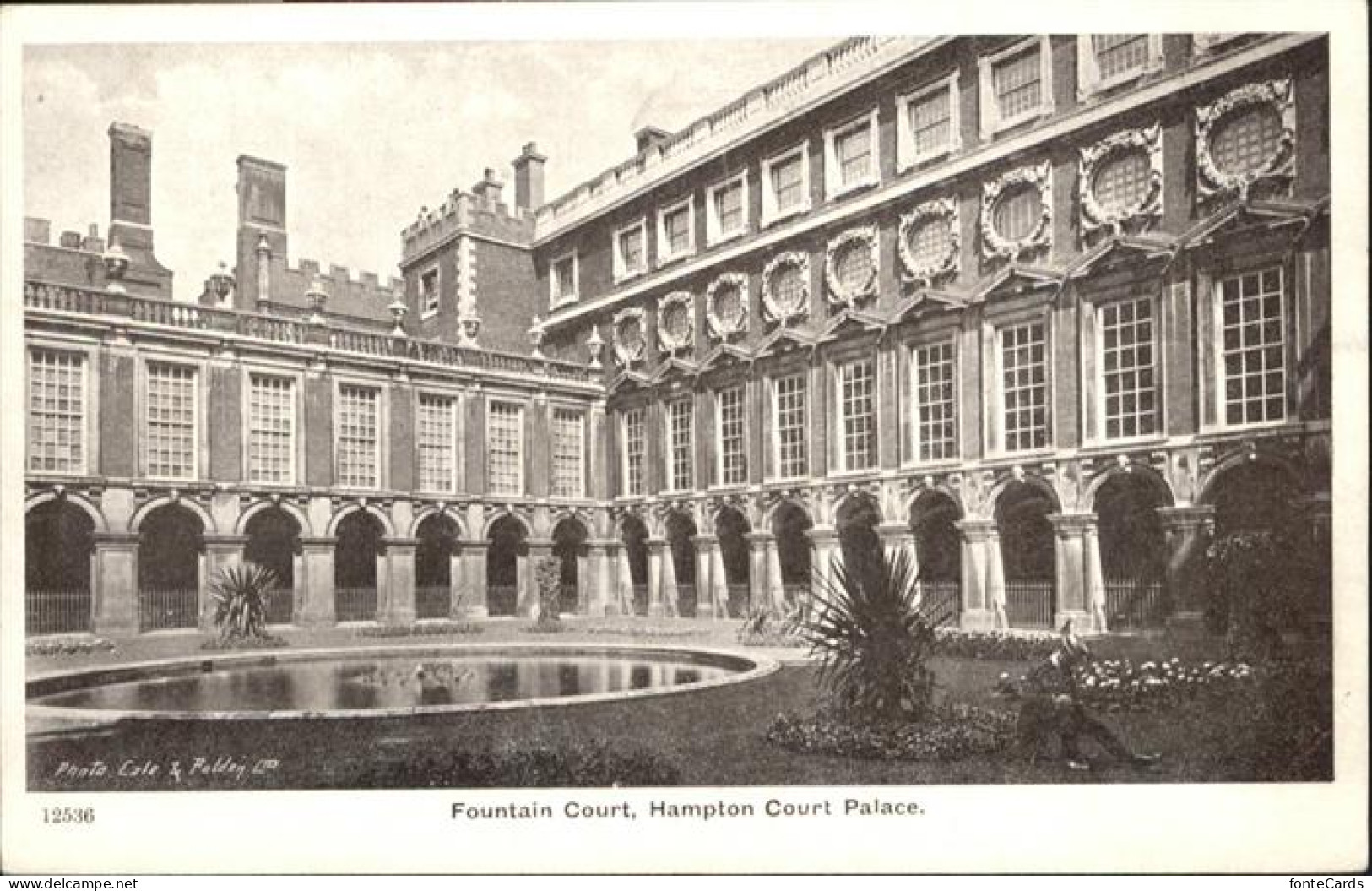 10990403 Hampton Court Fountain Court Palace Hampton - Herefordshire