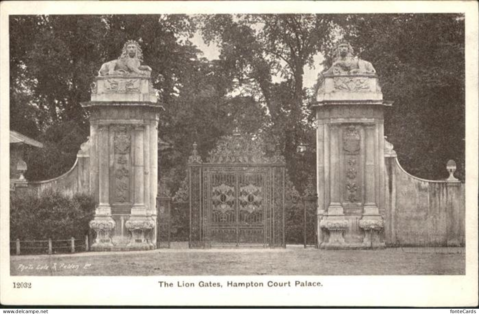 10990310 Hampton Court Lion Gates Palace  Hampton - Herefordshire